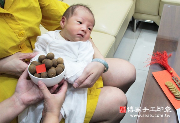 王寶寶(新竹市到府嬰兒寶寶滿月剃頭理髮、免費到府嬰兒剃胎毛儀式吉祥話)。到府剃頭剃胎毛主持、專業拍照、DVD光碟、證書。★購買「臍帶章、肚臍章、胎毛筆刷印章」贈送：剃頭、收涎、抓周，三選一。2015.11.19 照片81